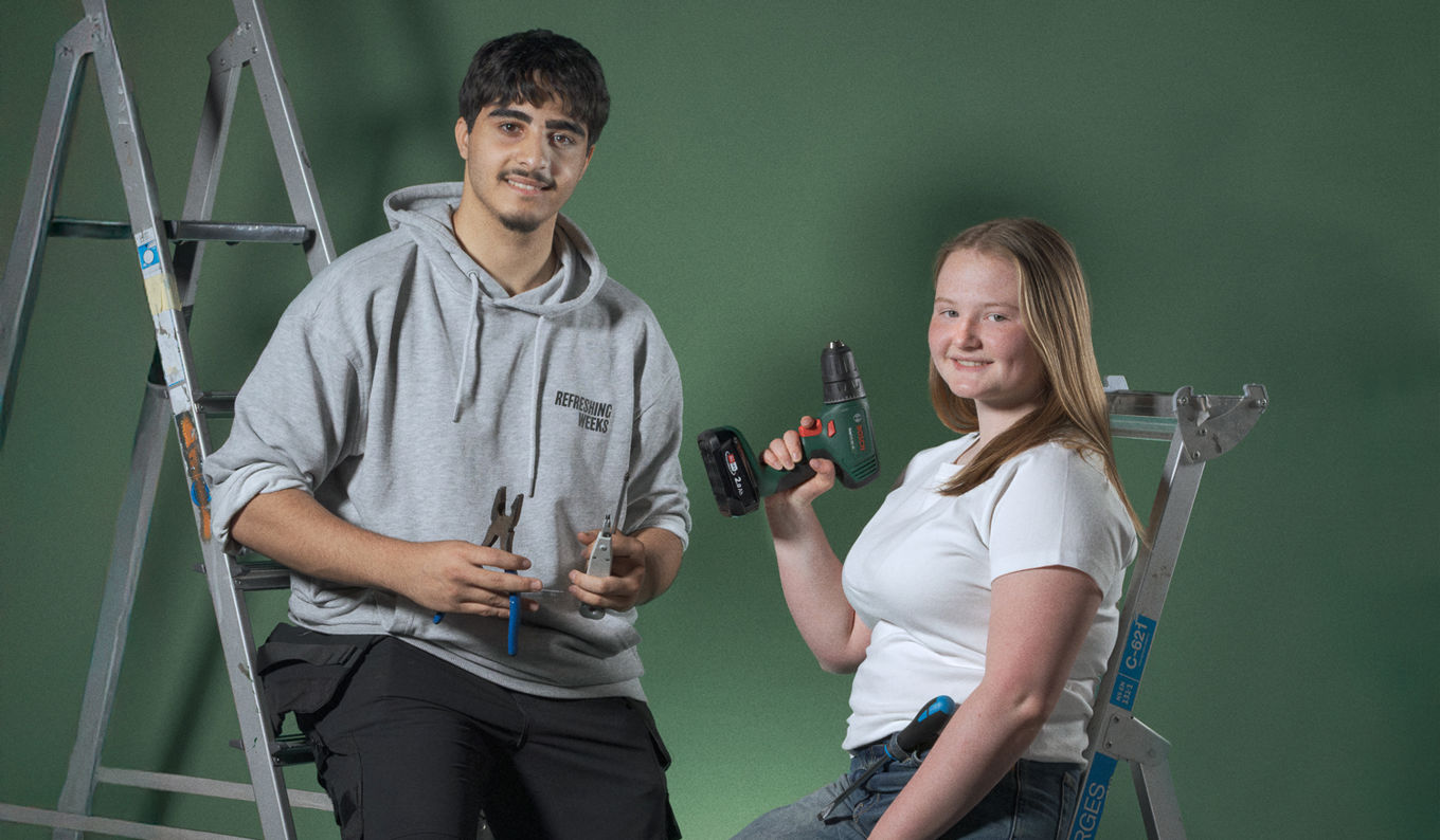 en person og en person som holder våpen en person og en person som holder våpen