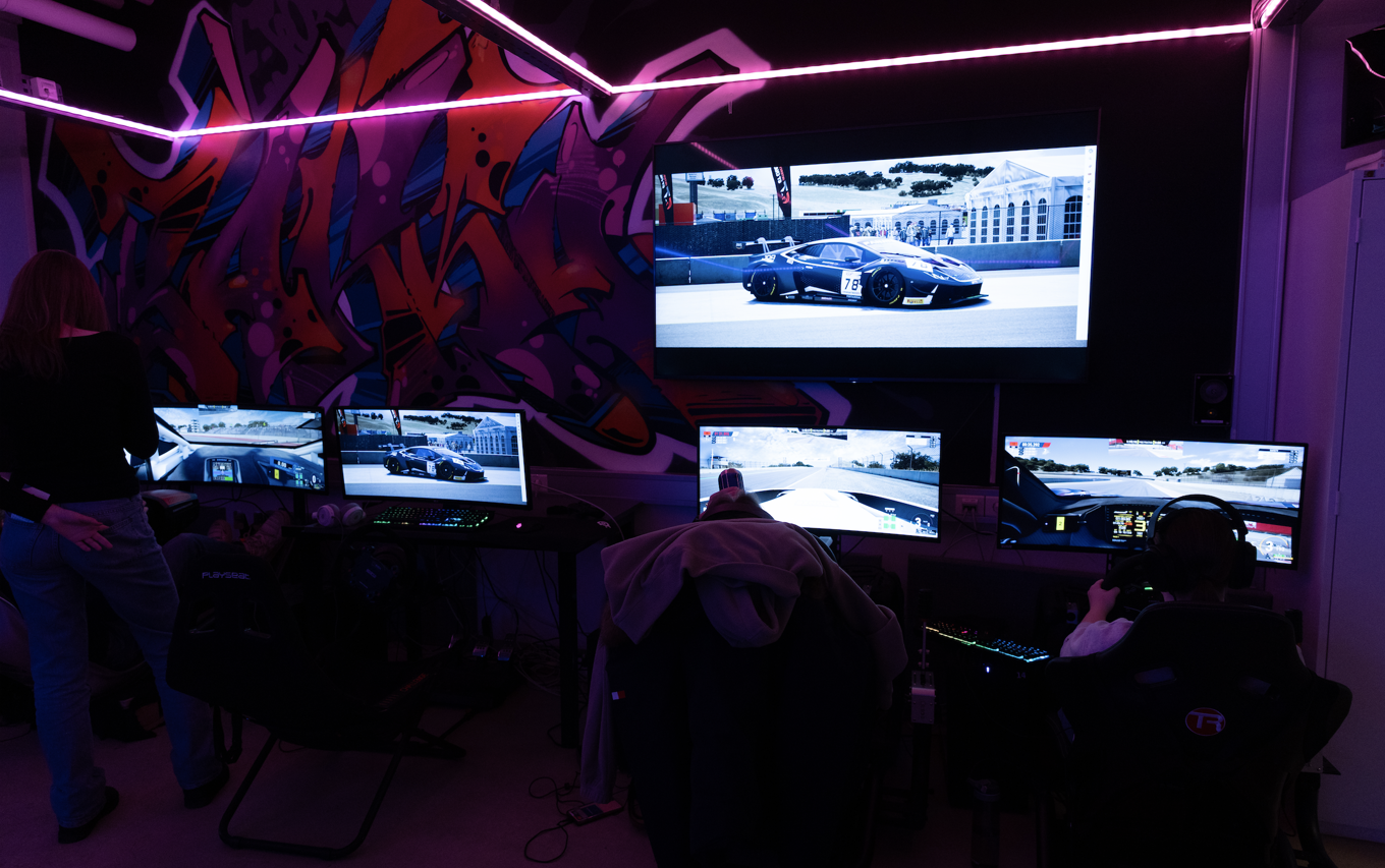 Personer som sitter foran en skjerm Personer som sitter foran en skjerm