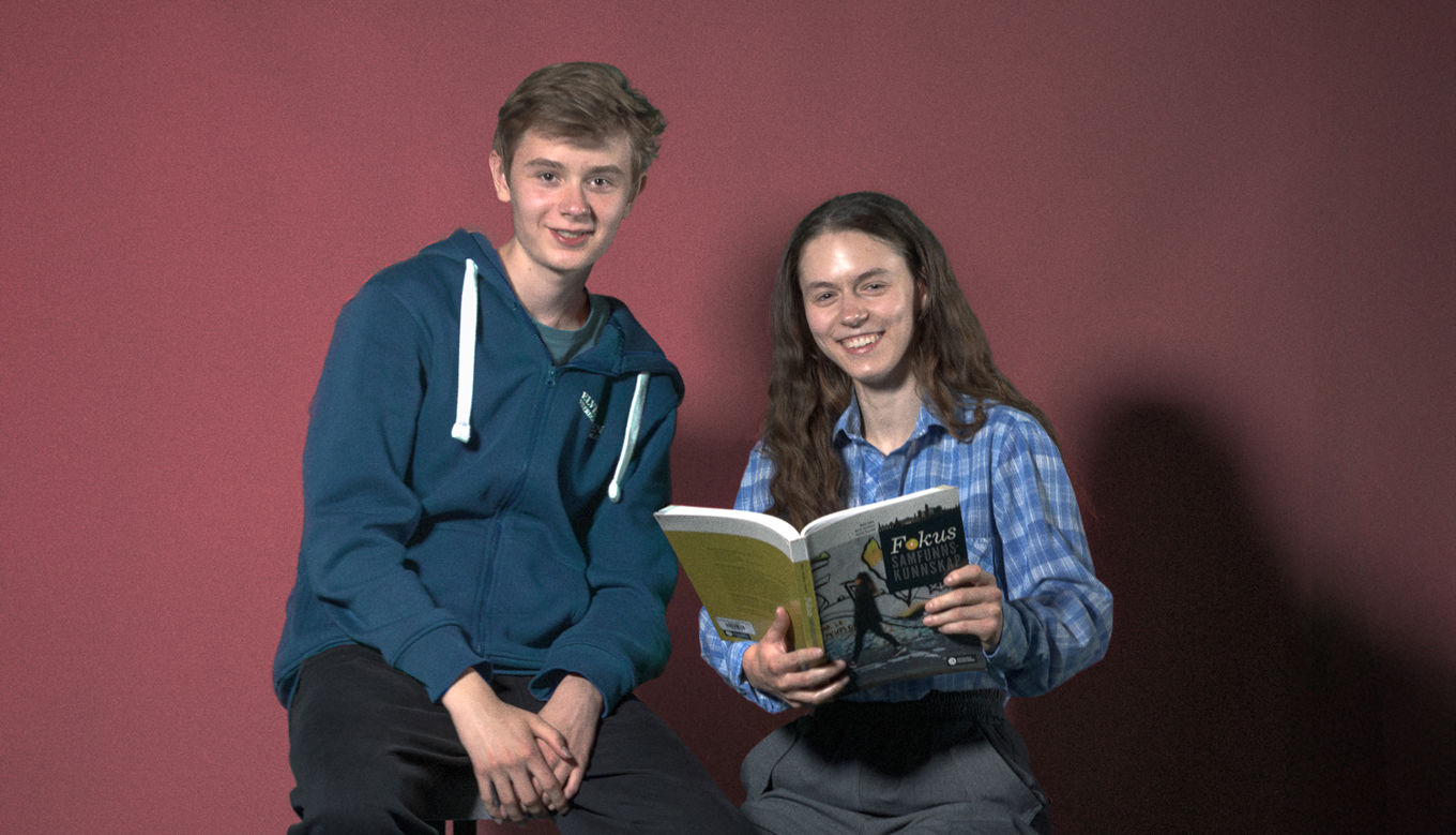 en person og en person som holder bøker