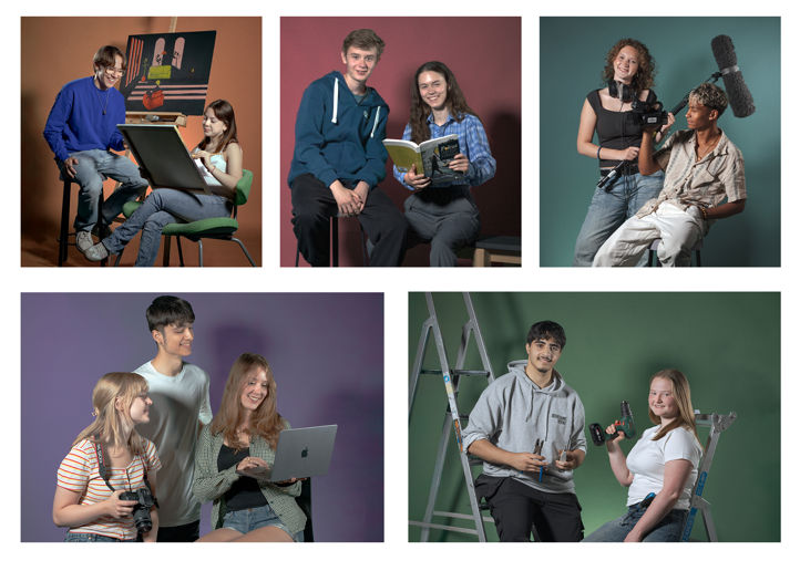 en gruppe mennesker som sitter og står