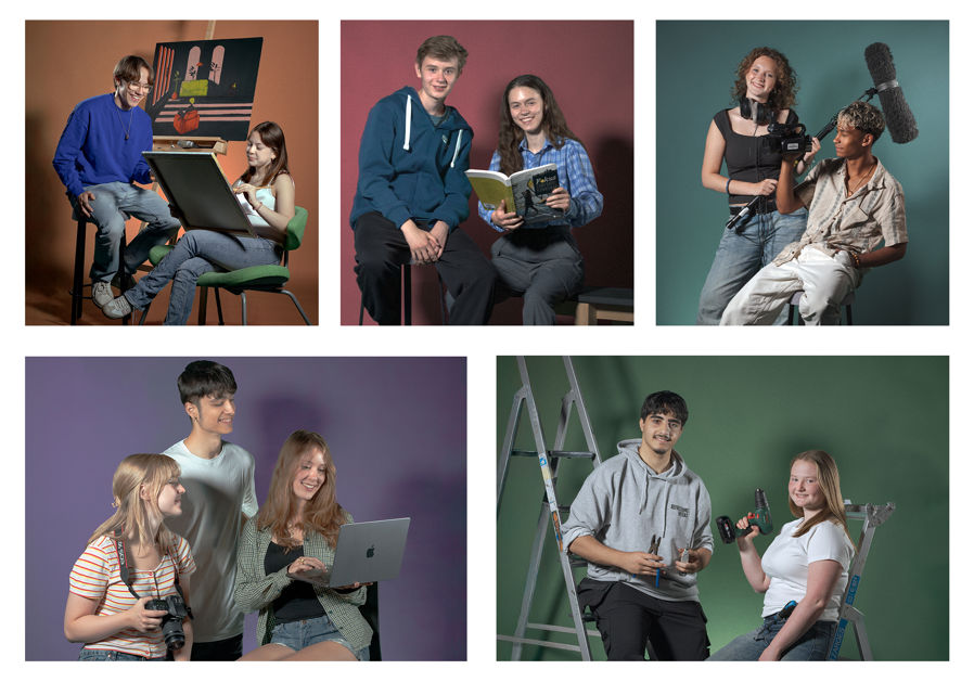 en gruppe mennesker som sitter og står