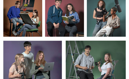 en gruppe mennesker som sitter og står en gruppe mennesker som sitter og står