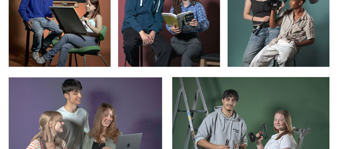 en gruppe mennesker som sitter og står en gruppe mennesker som sitter og står