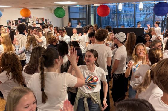 En gruppe mennesker som danser