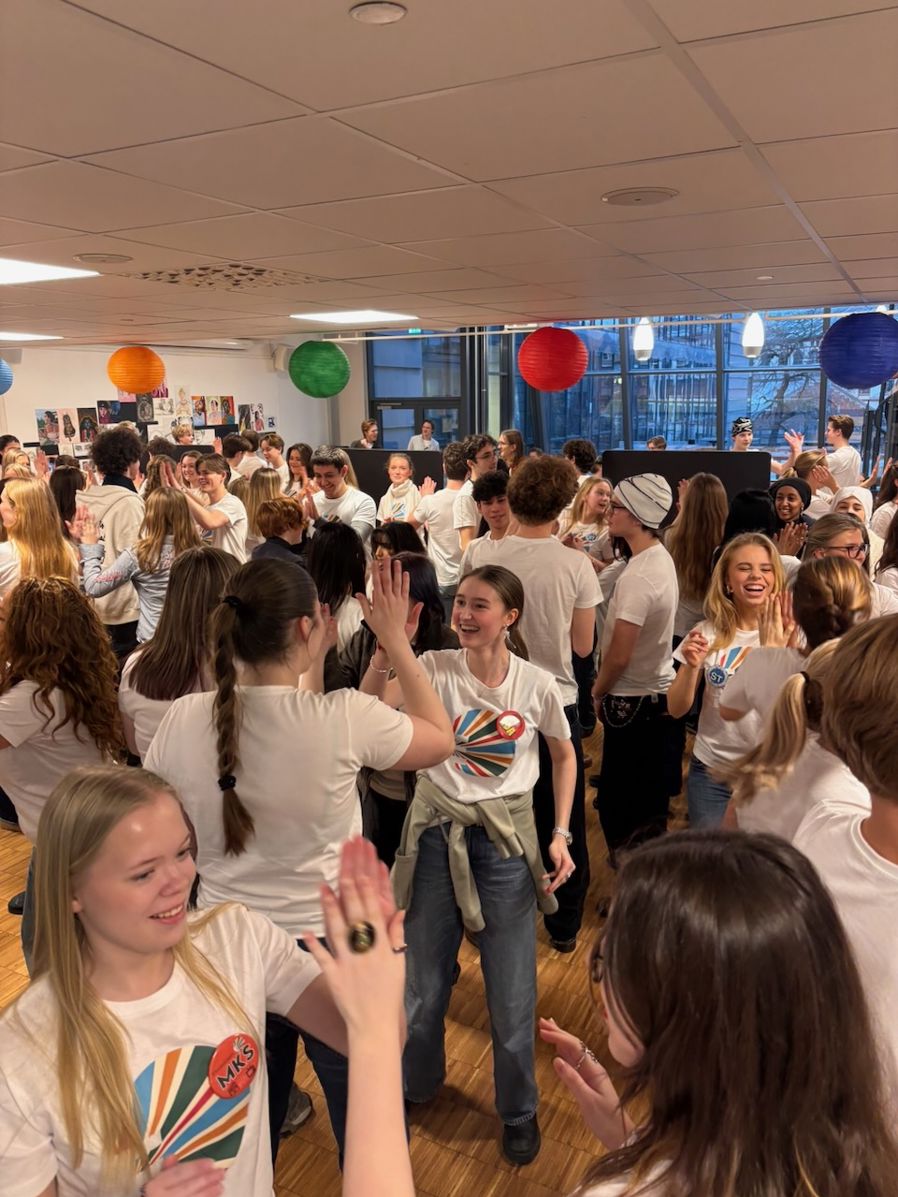 En gruppe mennesker som danser