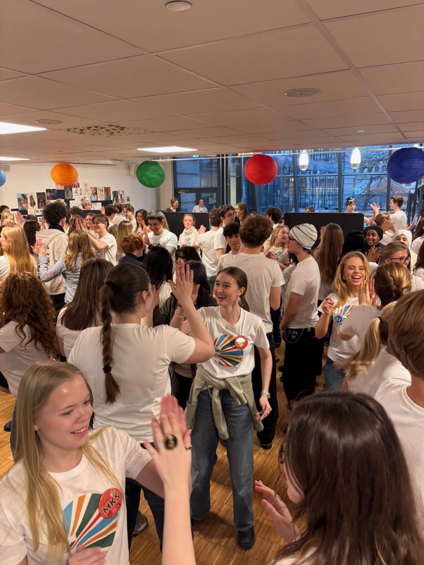 En gruppe mennesker som danser En gruppe mennesker som danser