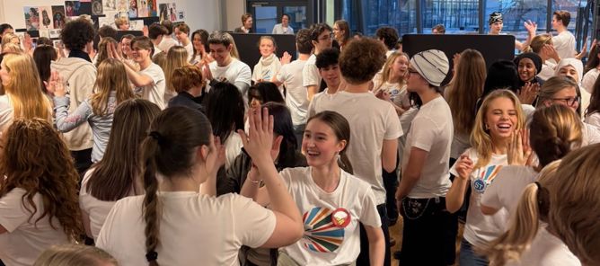 En gruppe mennesker som danser En gruppe mennesker som danser