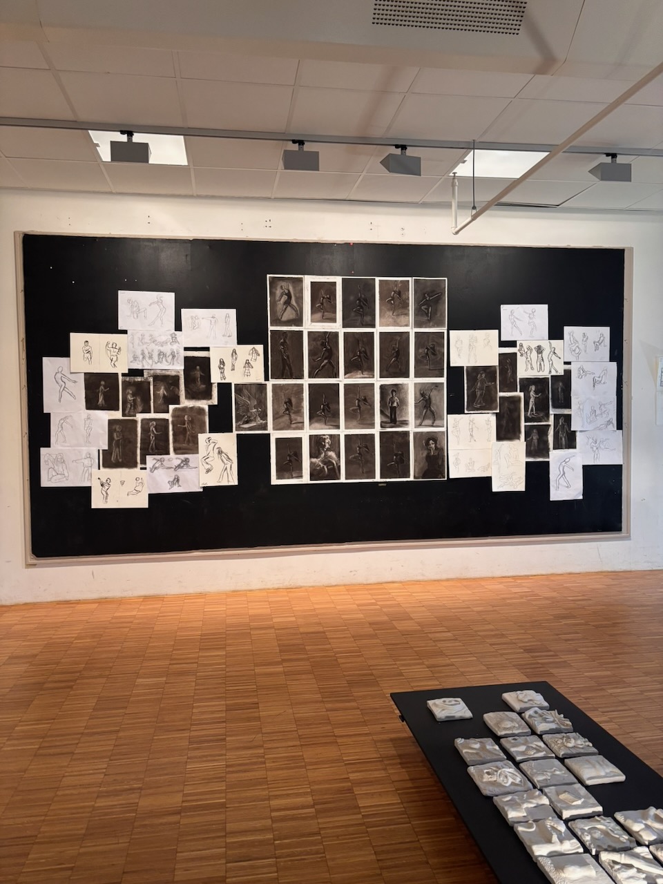 En vegg med bilder på