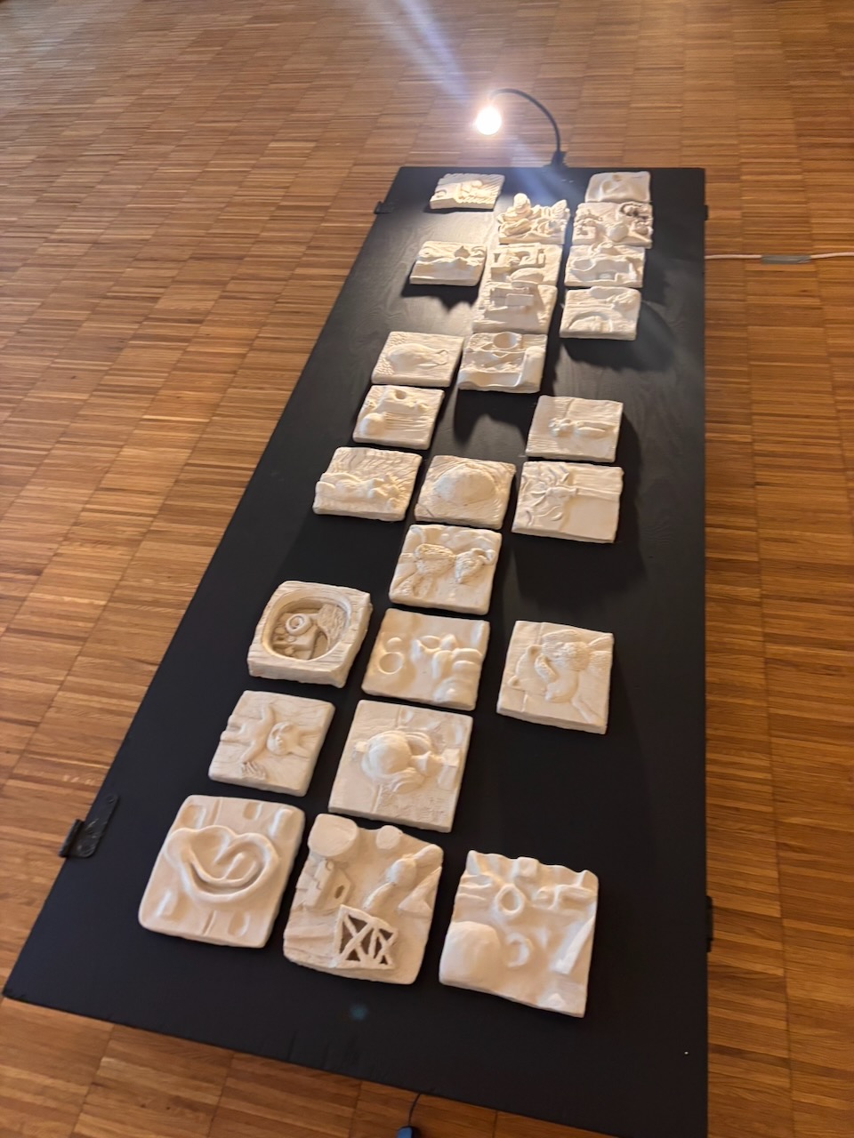 et svart rektangulært brett med hvite gjenstander på