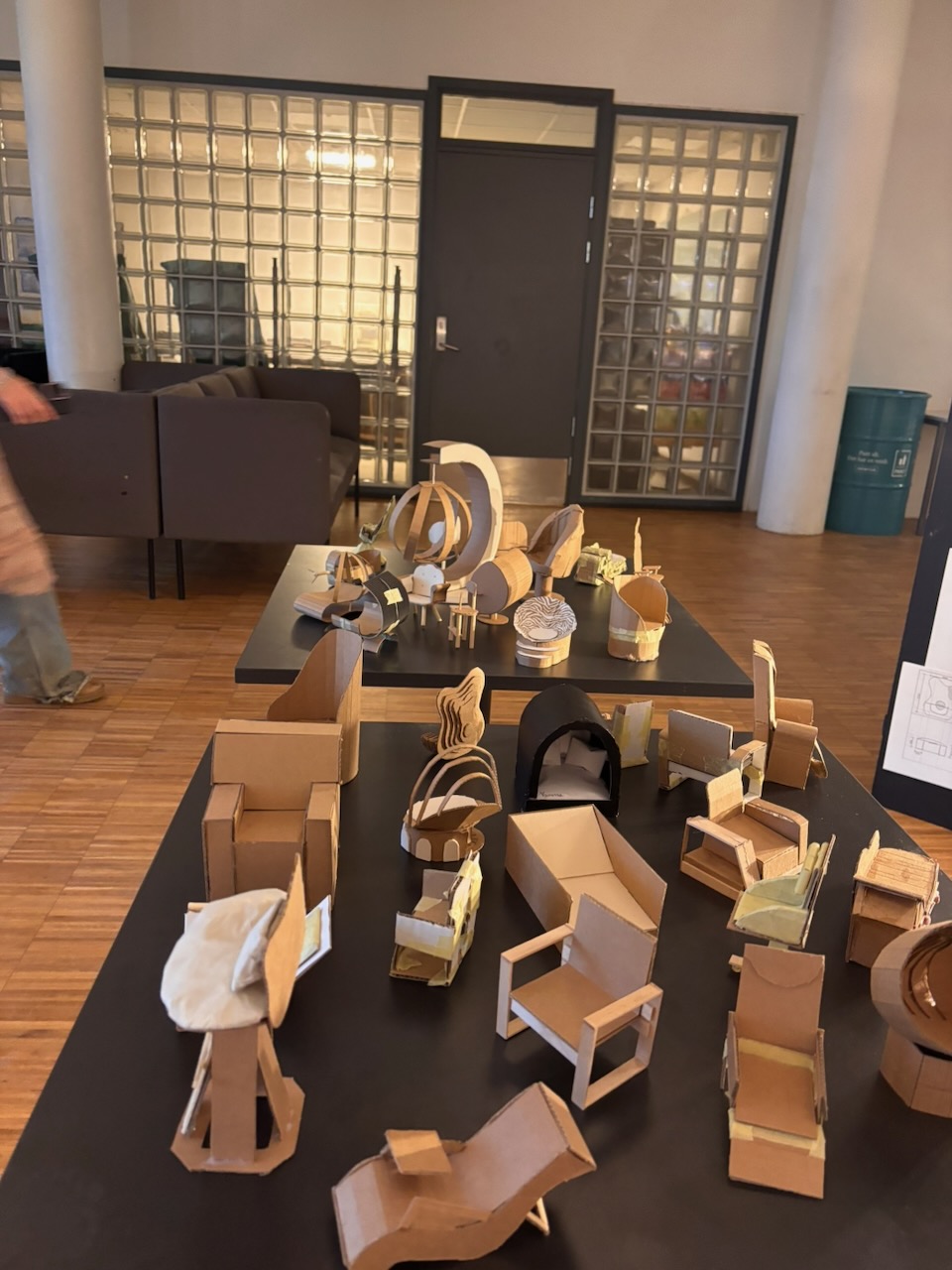 et rom med stoler og bord