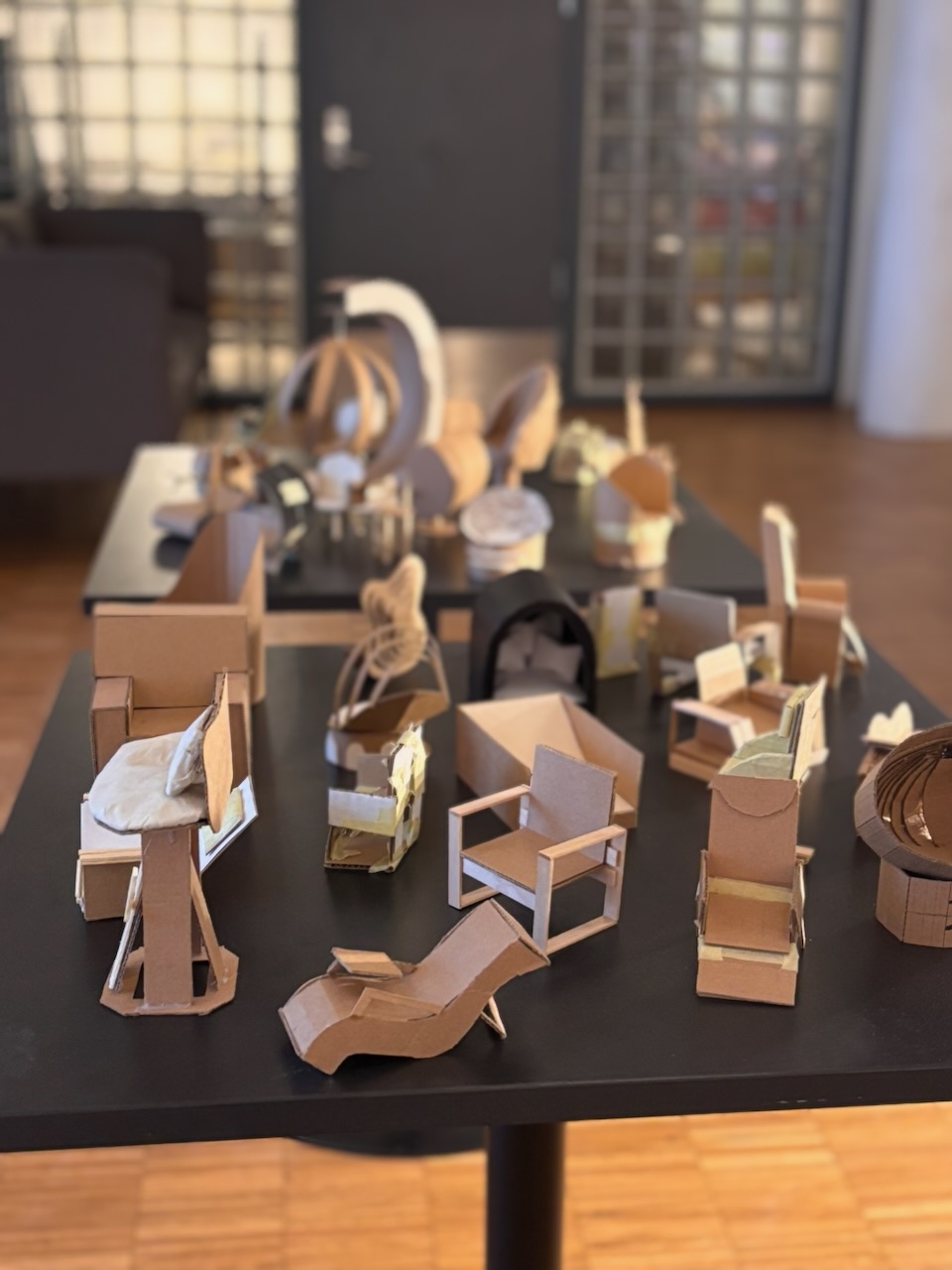 et bord med bokser på