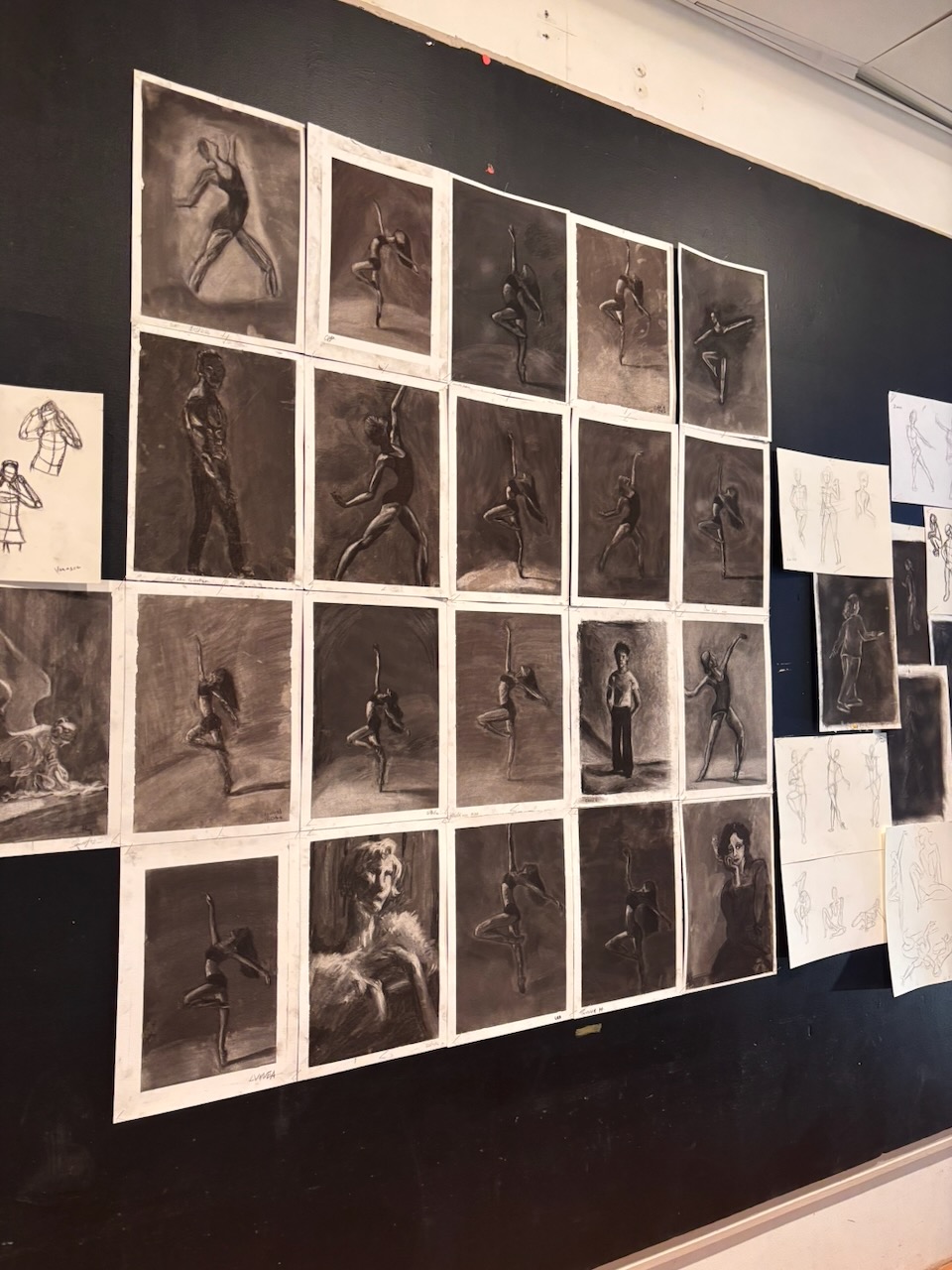 En vegg med bilder på