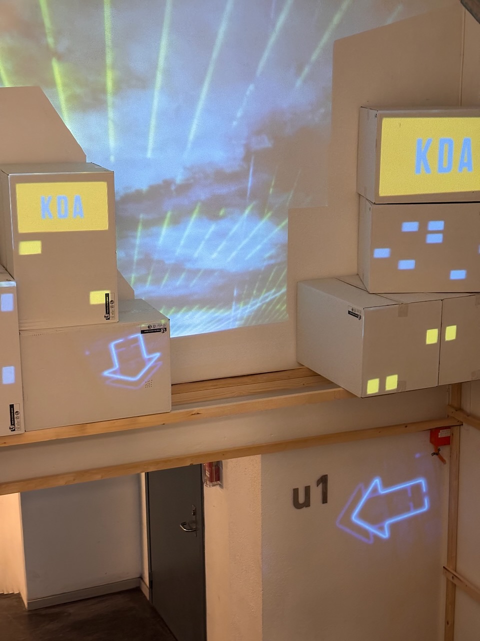 en rad med esker på en hylle