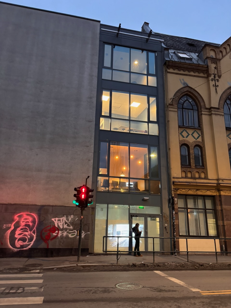 En person står foran en bygning