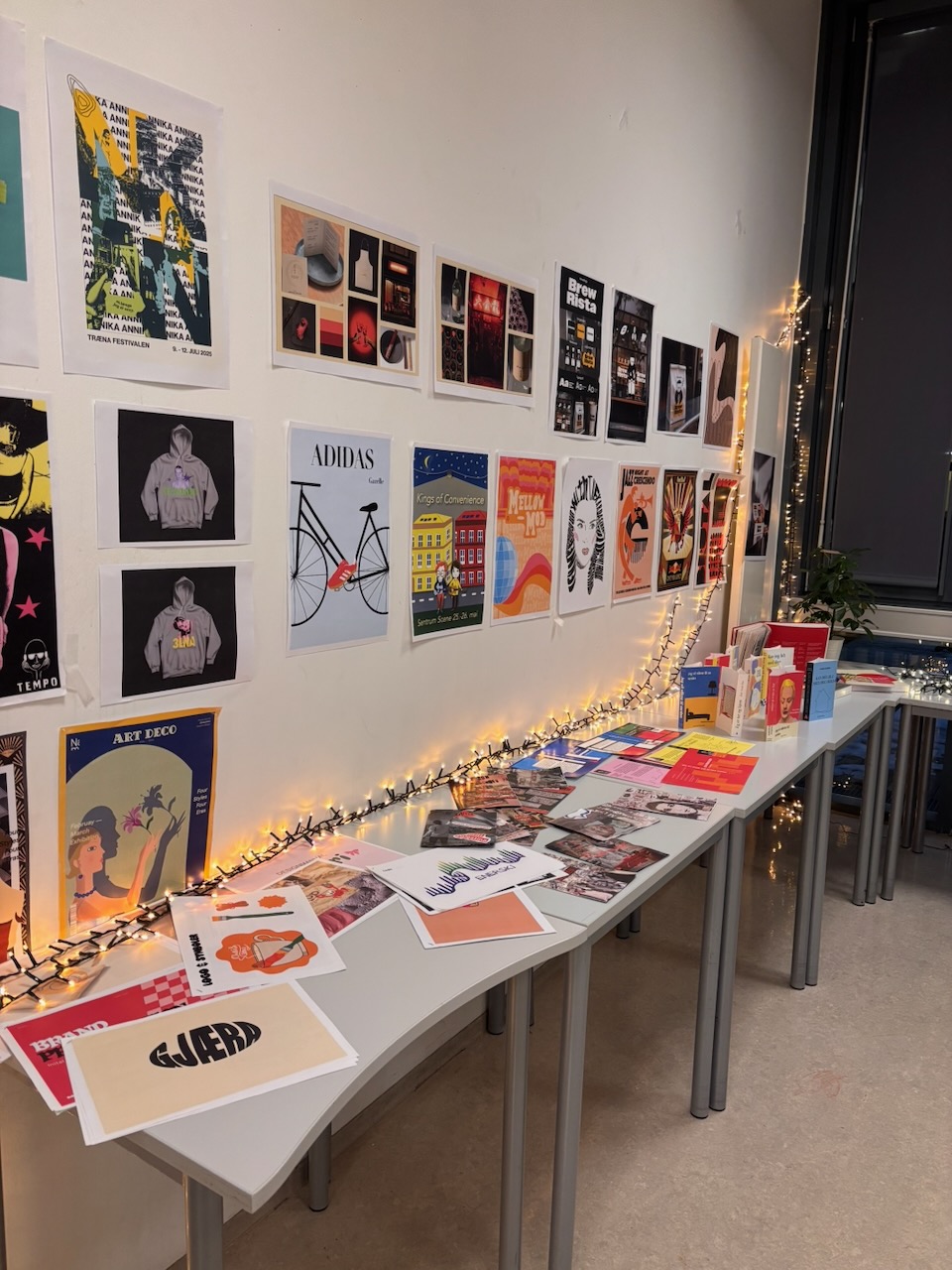 et bord med et hvitt bord og flere plakater på det