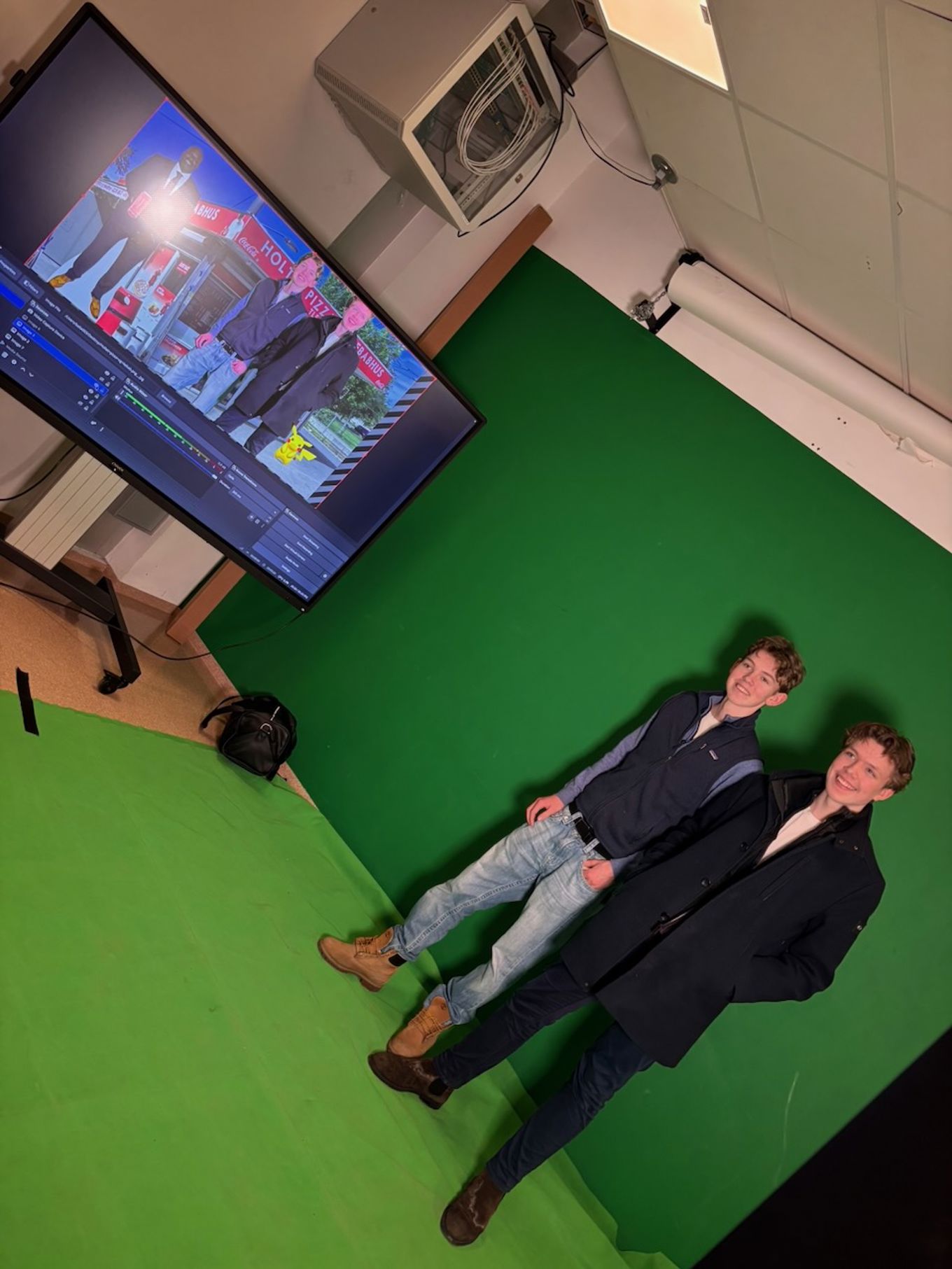 en person som ligger på gulvet ved siden av en person som ligger på gulvet en person som ligger på gulvet ved siden av en person som ligger på gulvet