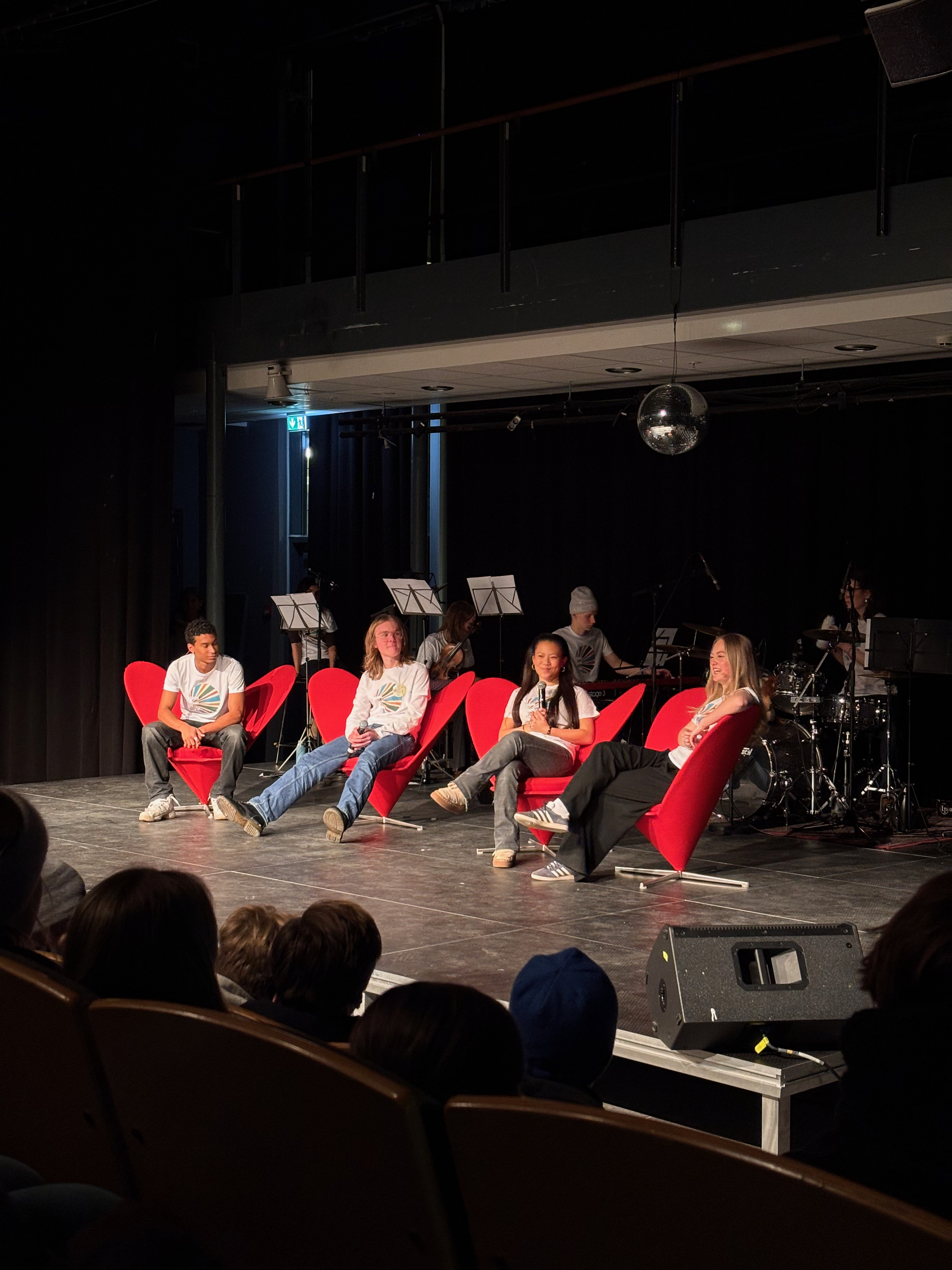 en gruppe mennesker som sitter på en scene