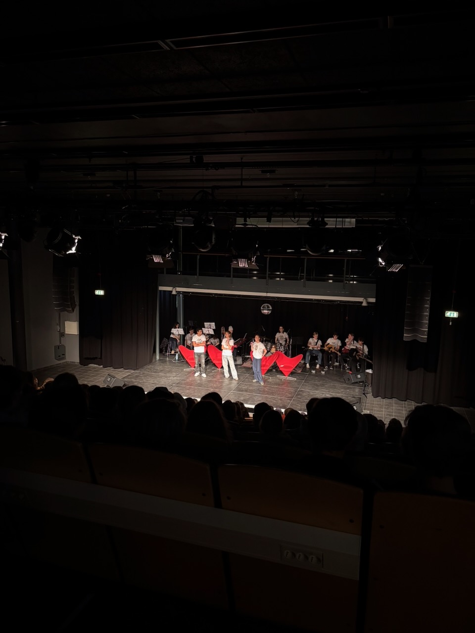 en gruppe mennesker på en scene