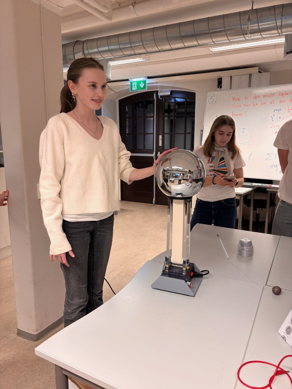 en person som står ved siden av et trofé