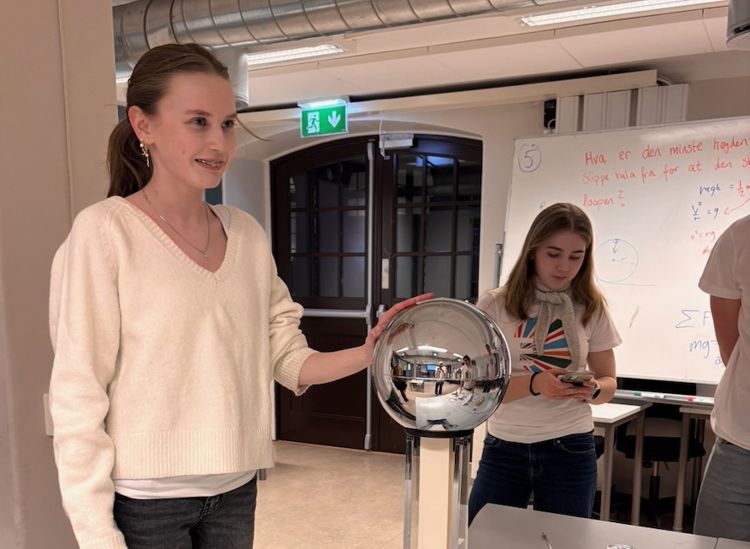 en person som står ved siden av et trofé