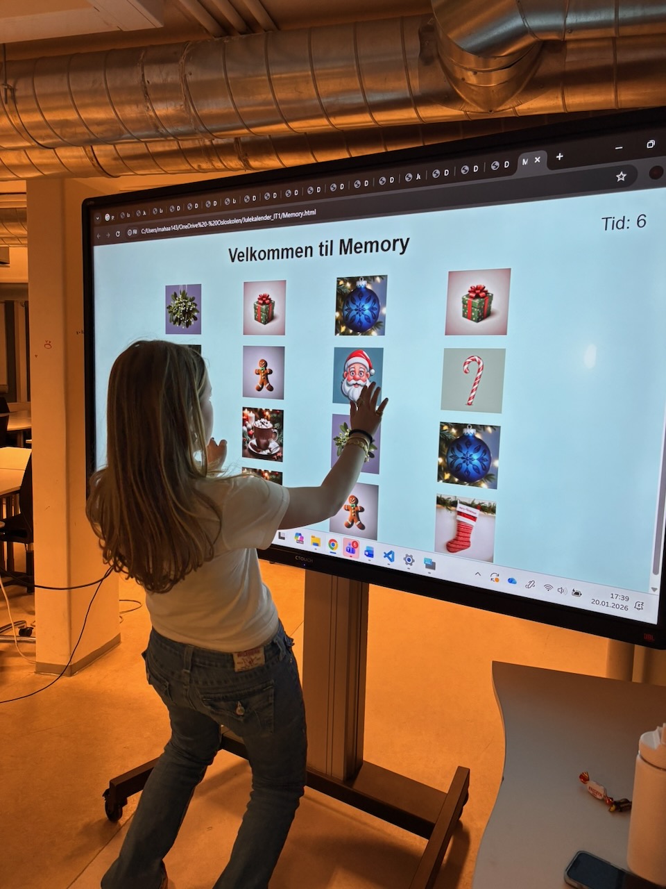 en person som peker på en skjerm