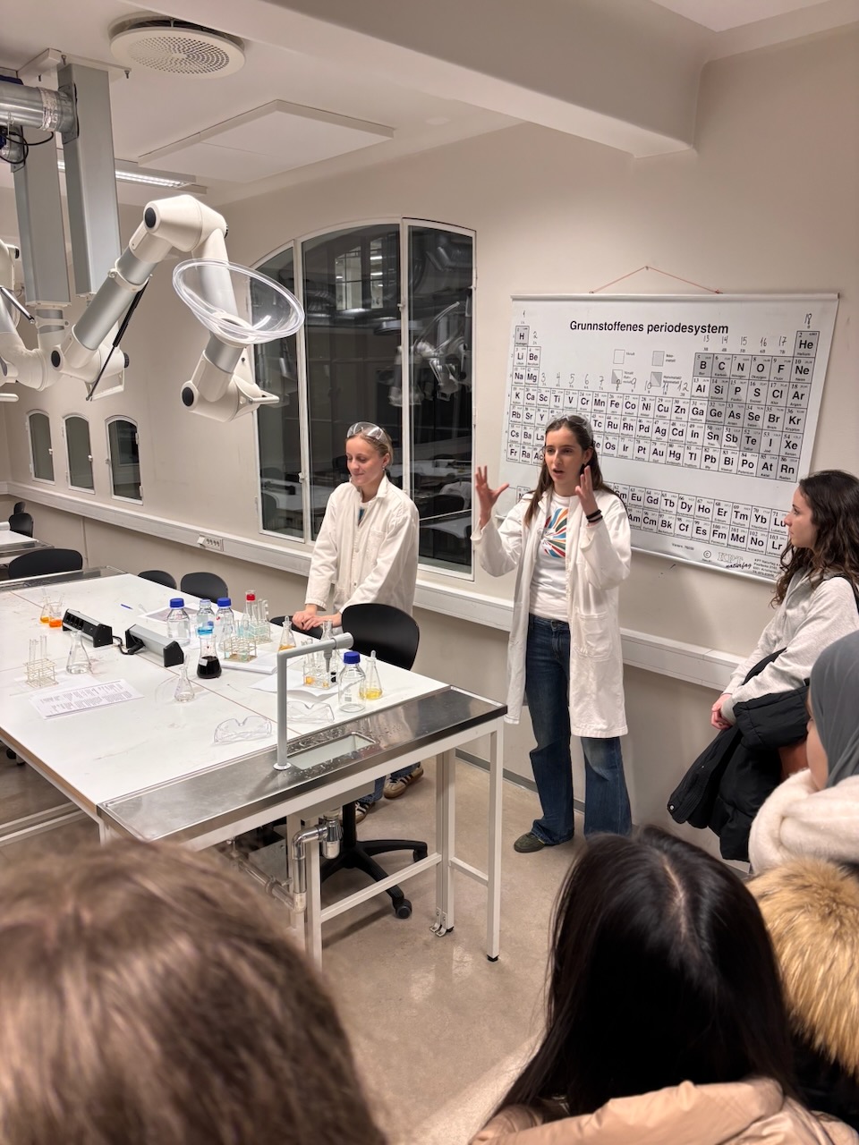 en person og en person i et laboratorium