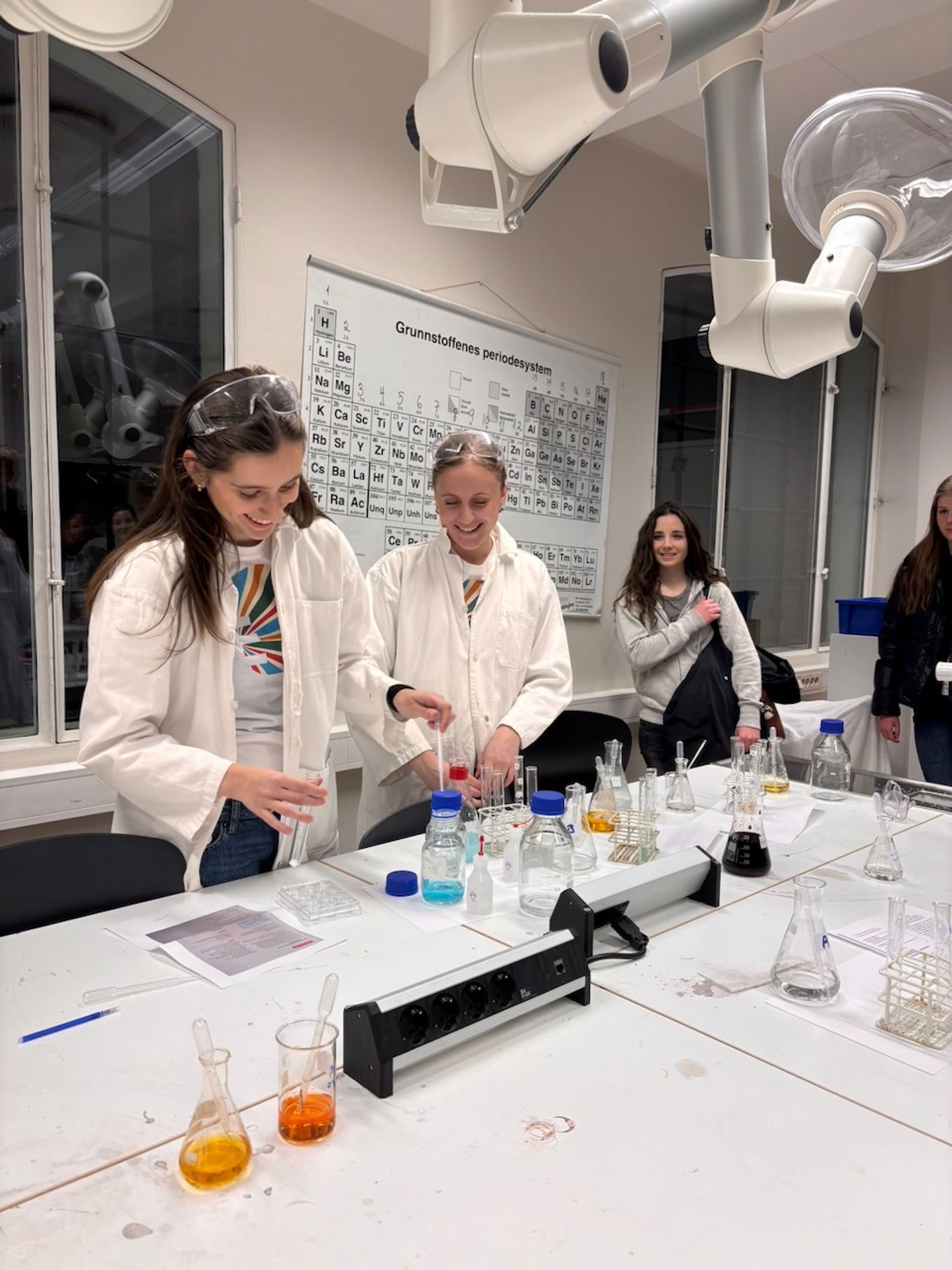 en gruppe mennesker i laboratoriefrakker en gruppe mennesker i laboratoriefrakker