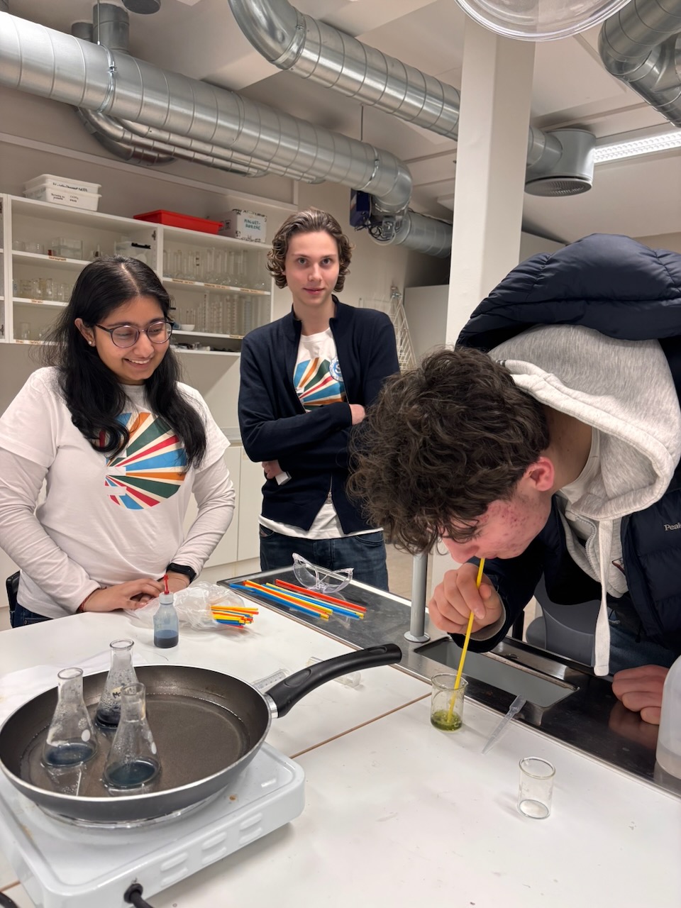 en gruppe mennesker i et laboratorium