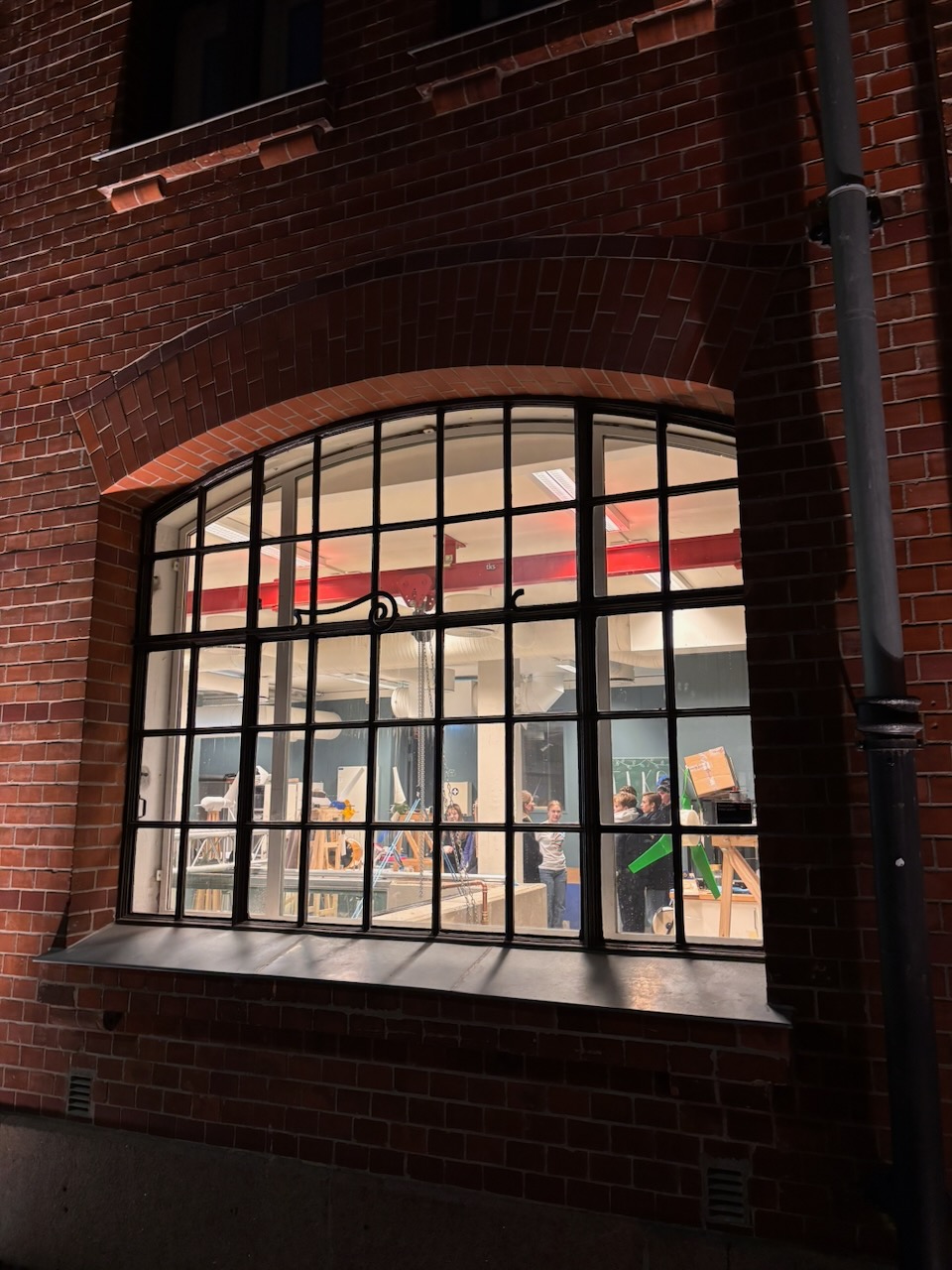 et vindu med en gruppe mennesker utenfor
