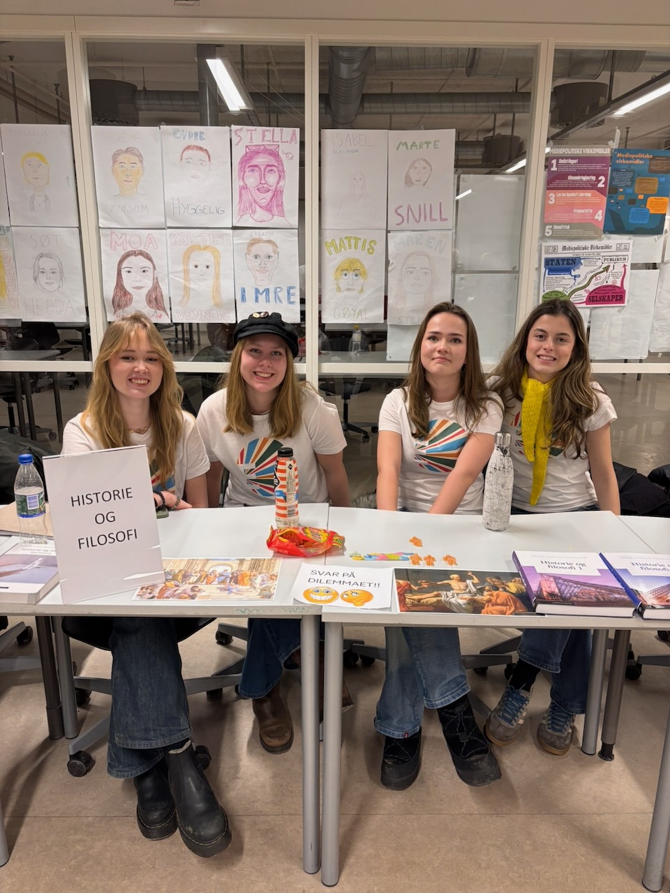 en gruppe personr som sitter ved et bord med pizza