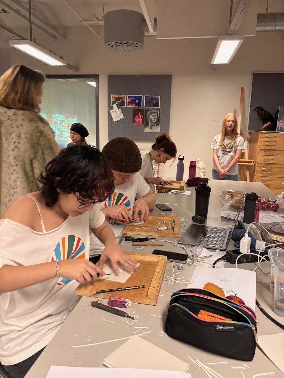 en gruppe mennesker som jobber med et prosjekt