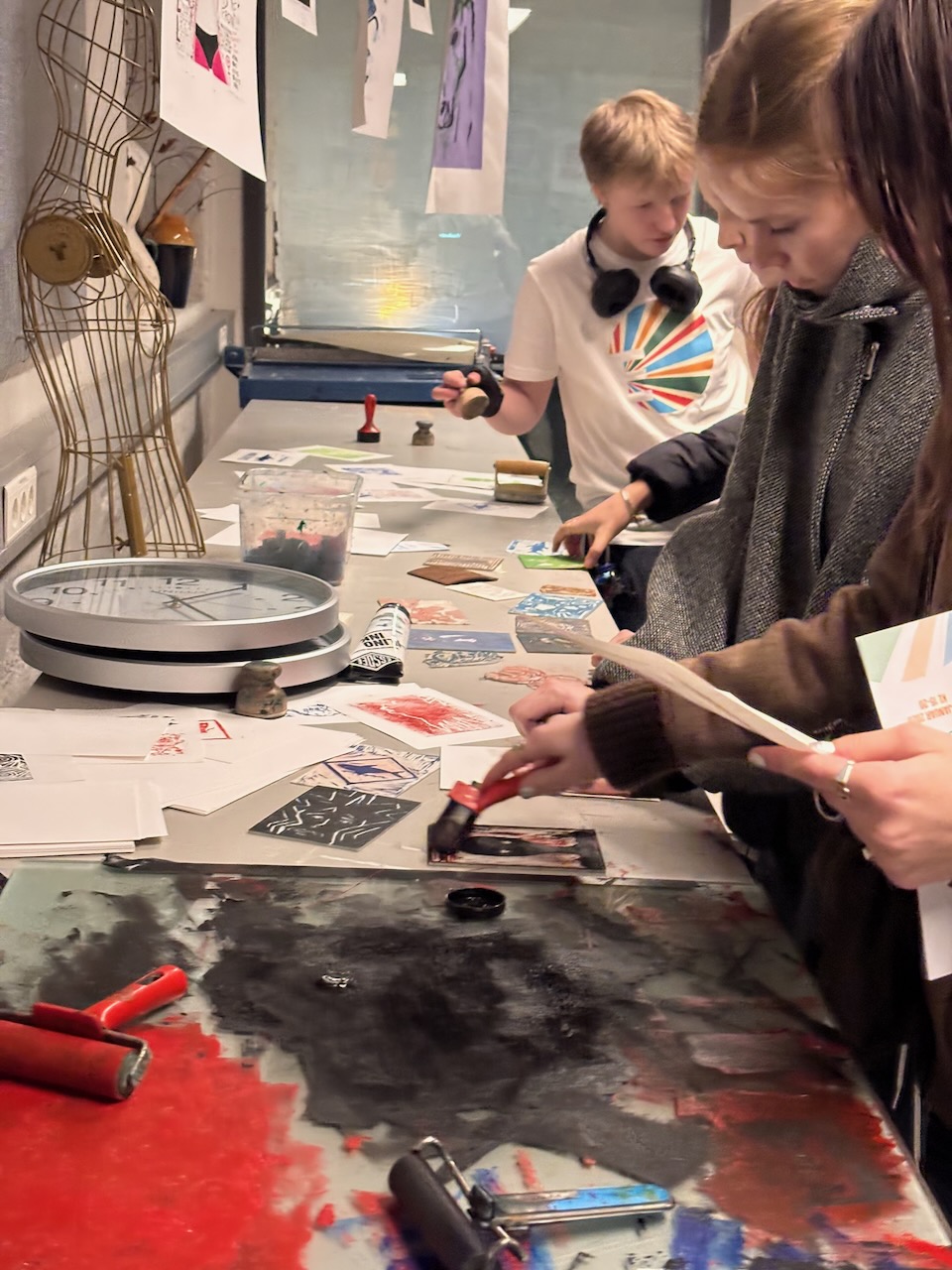 en gruppe mennesker som jobber med et prosjekt