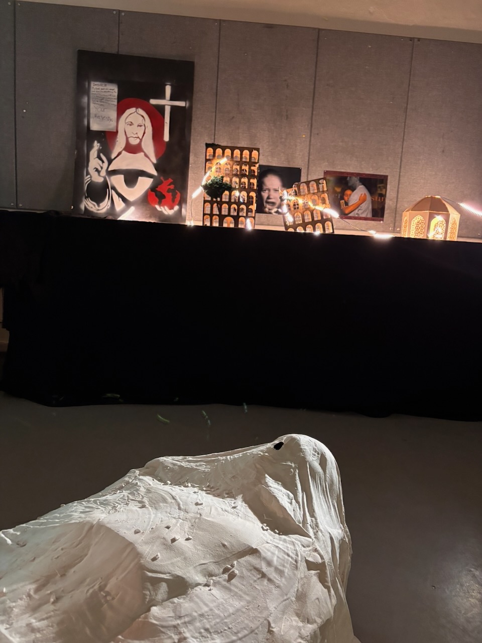 en seng med bilder på veggen