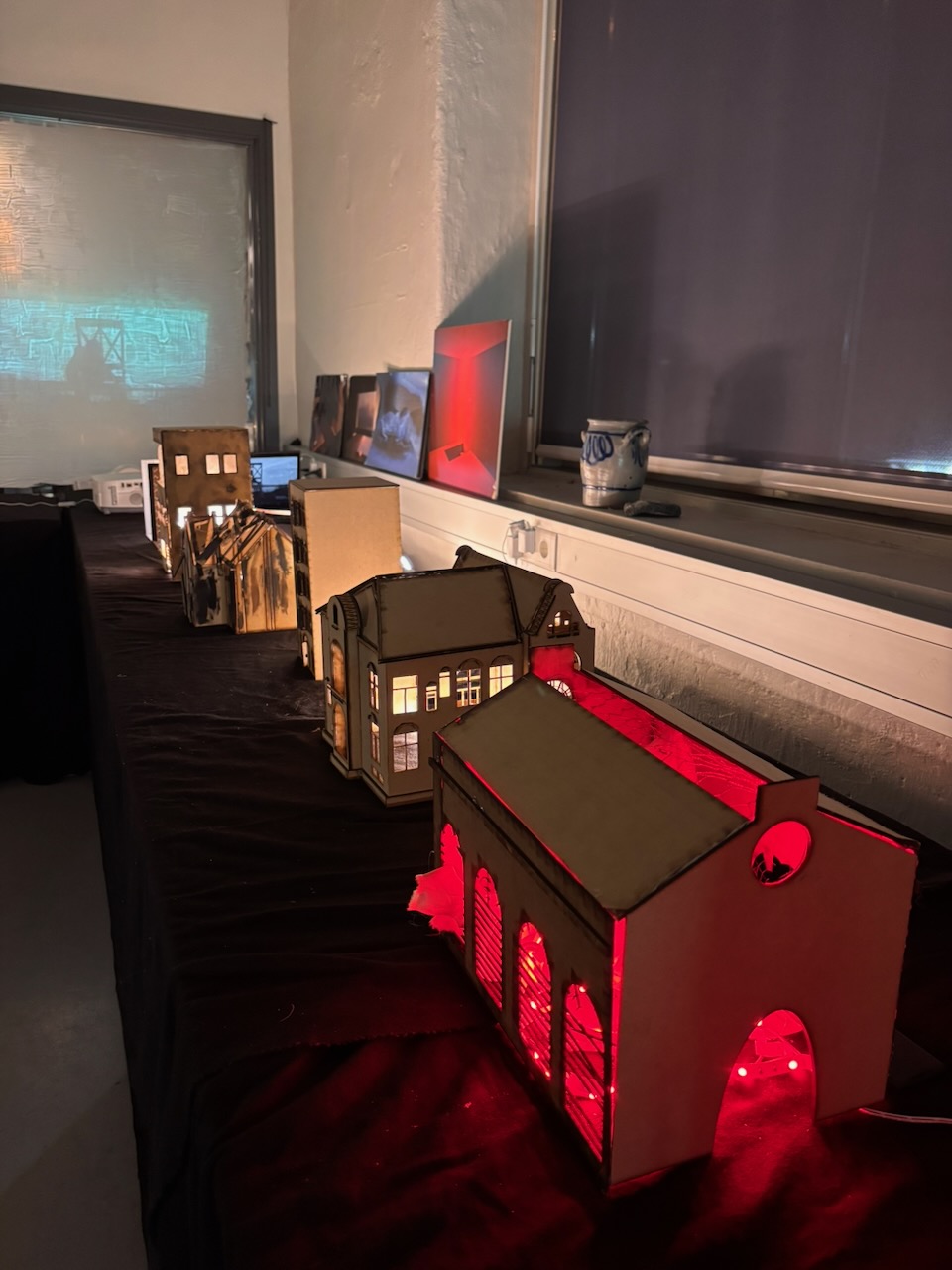 Et rom med bord og TV