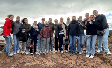 en gruppe mennesker som poserer for et bilde