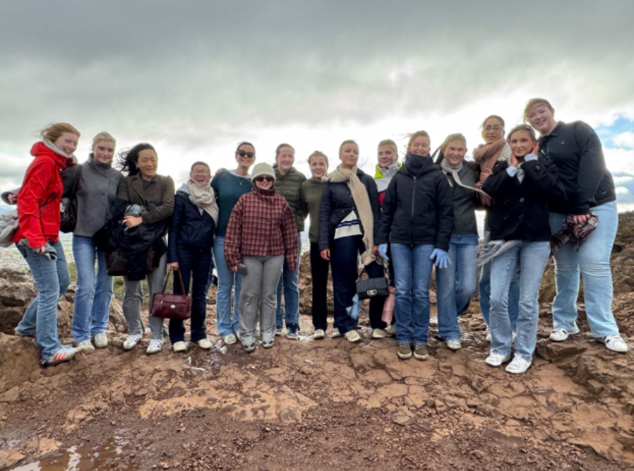 en gruppe mennesker som poserer for et bilde