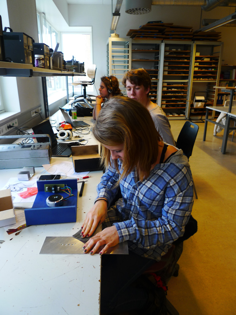 EL jente bygger chassis til forsterker