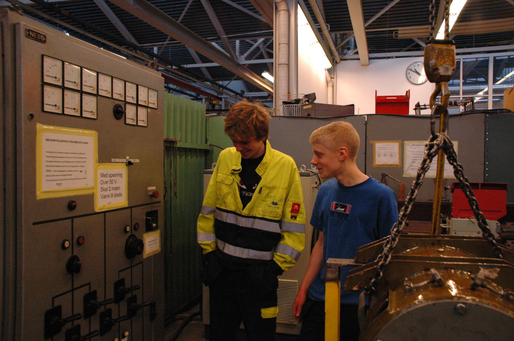 EL ved spenning over 50V må to mann være tilstede :)