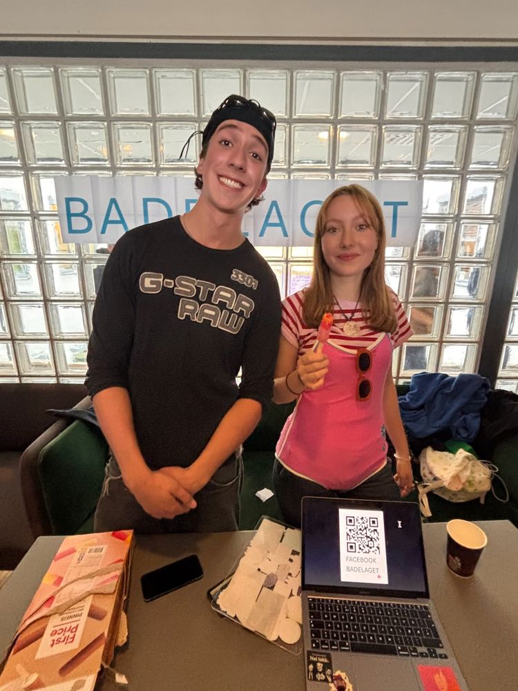 en person og en person som smiler