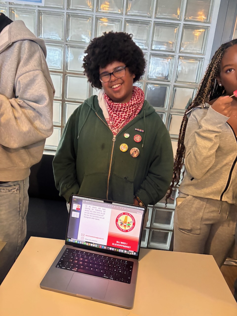 en person som står ved siden av en bærbar PC