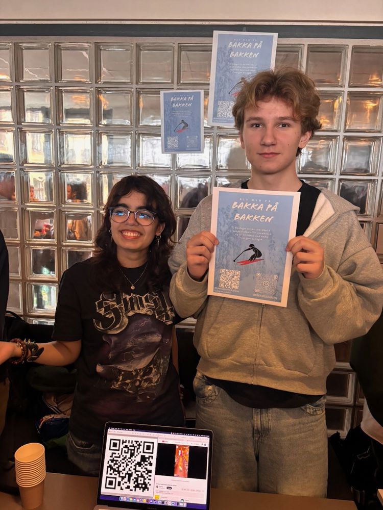 en person og en person som holder en bok