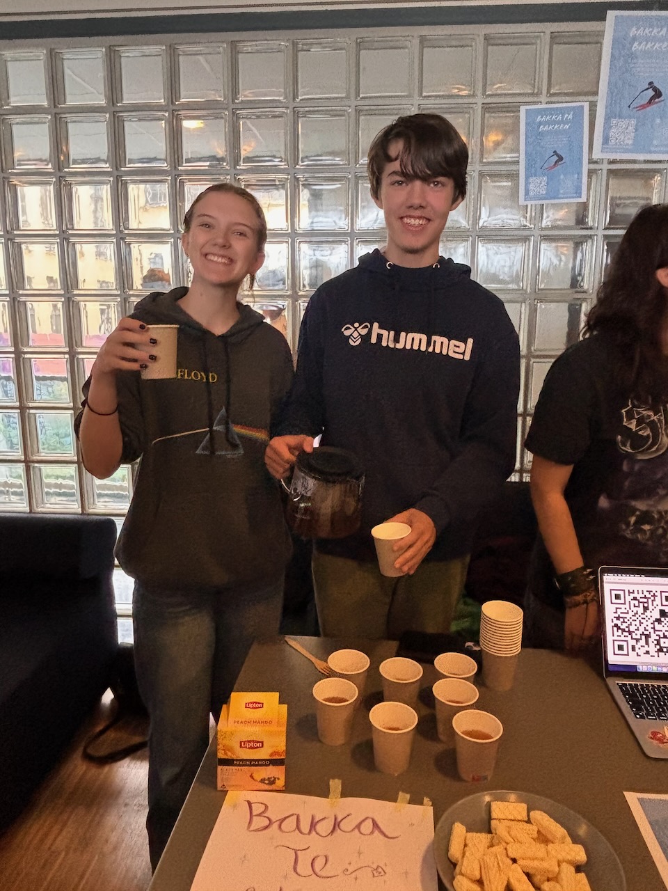 en person og en person som holder kopper