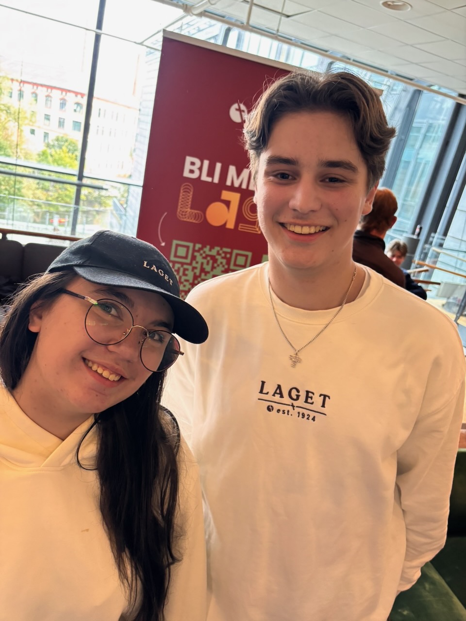 en person og en person som tar en selfie