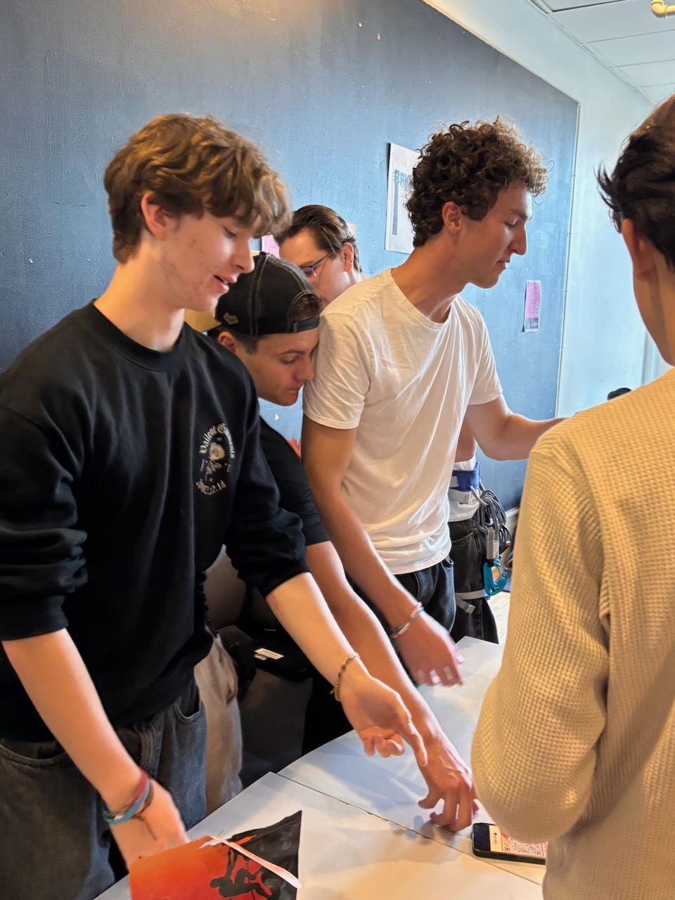 en gruppe mennesker som ser på en artikkel