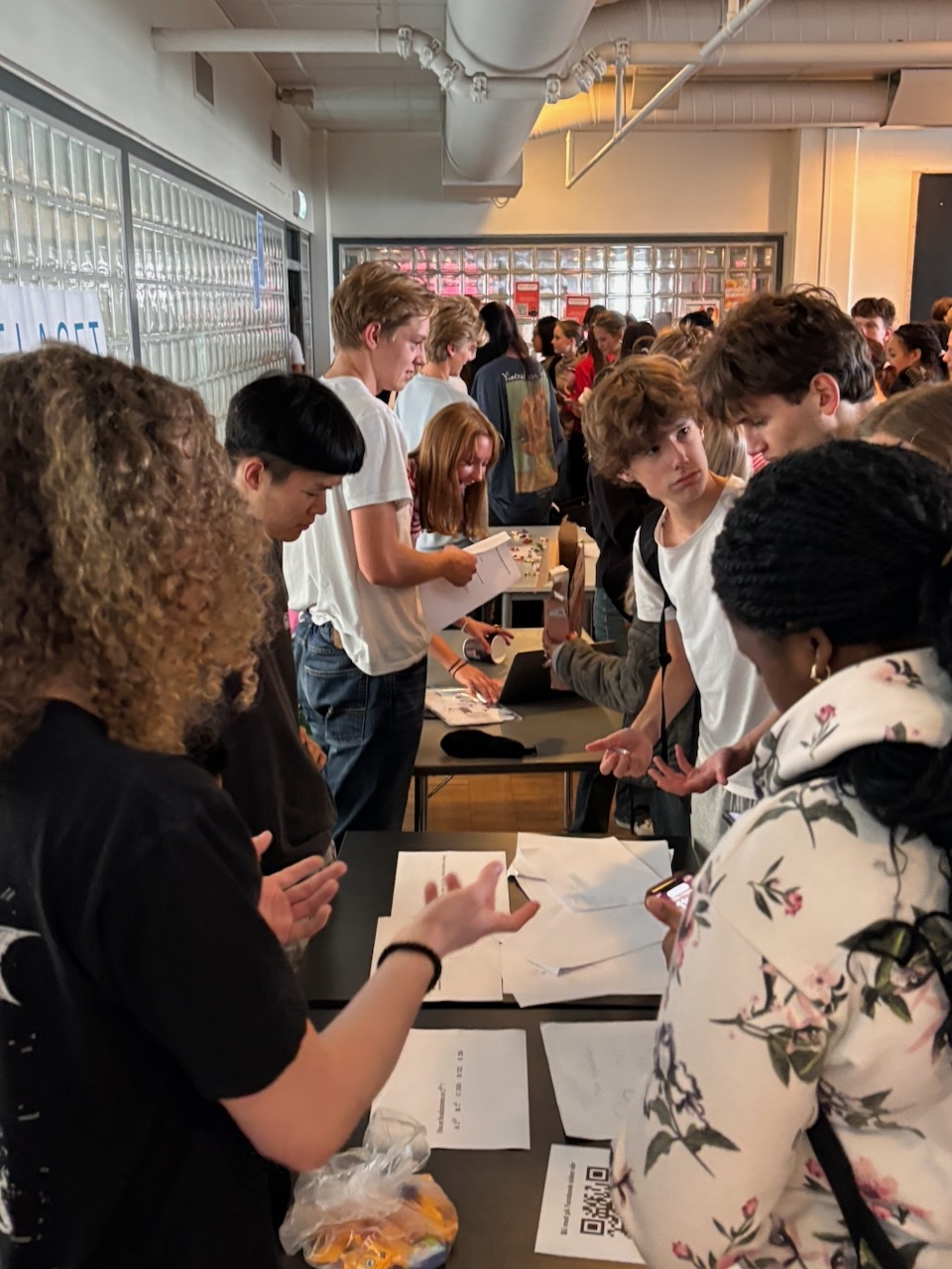 en gruppe mennesker i et rom