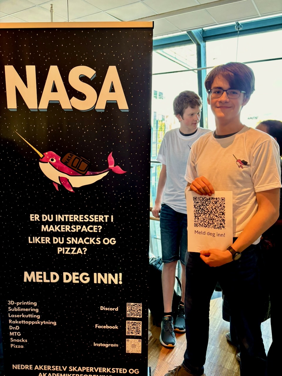 en gruppe barner som poserer for et bilde