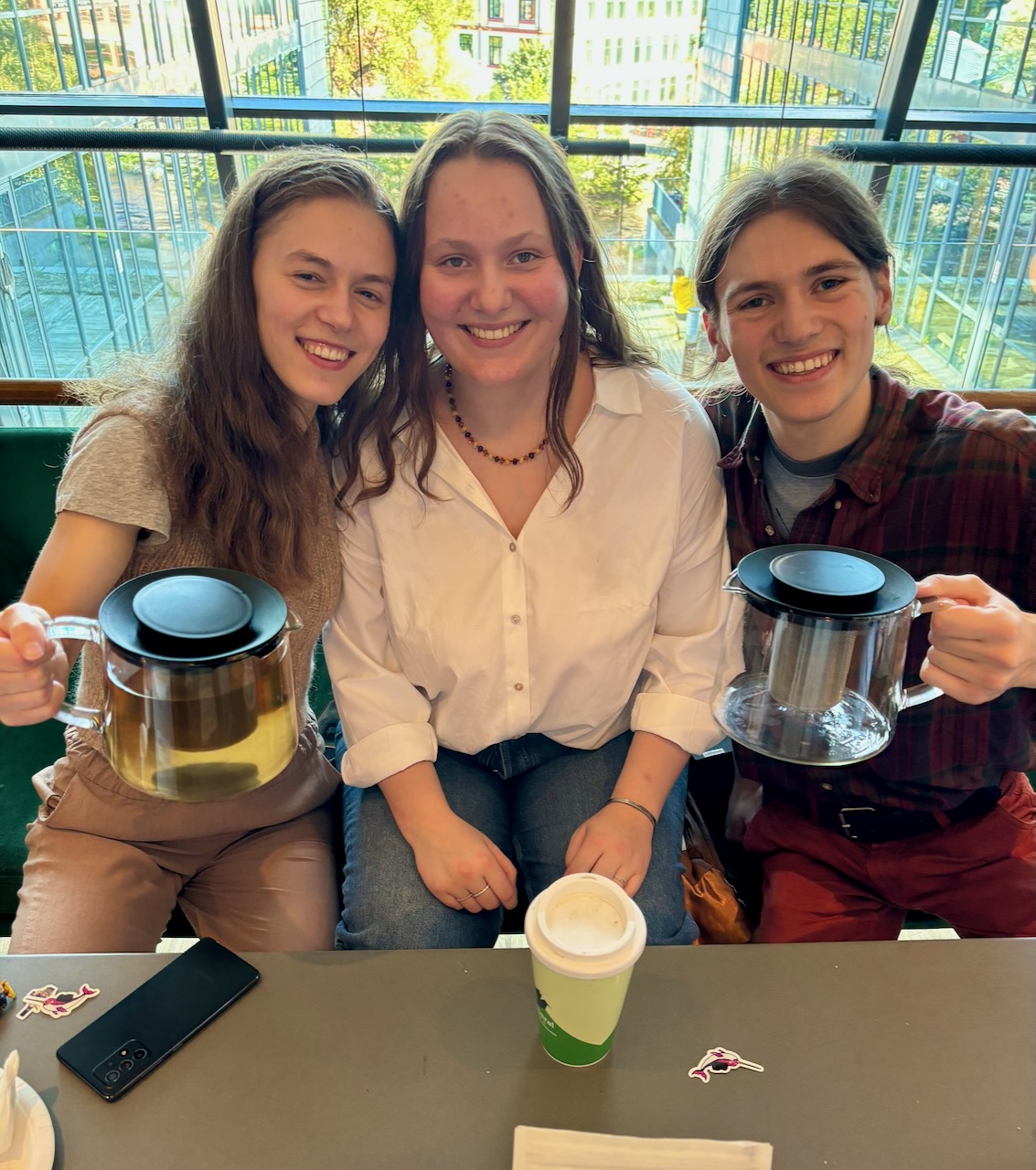 en gruppe mennesker som holder kopper