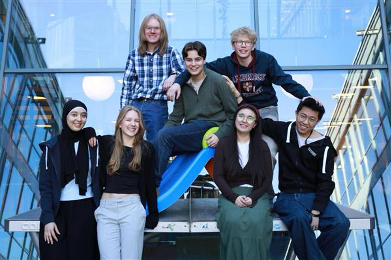 en gruppe mennesker som poserer for et bilde