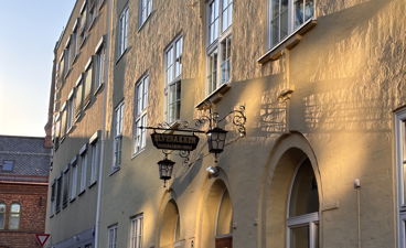 En bygning med vinduer