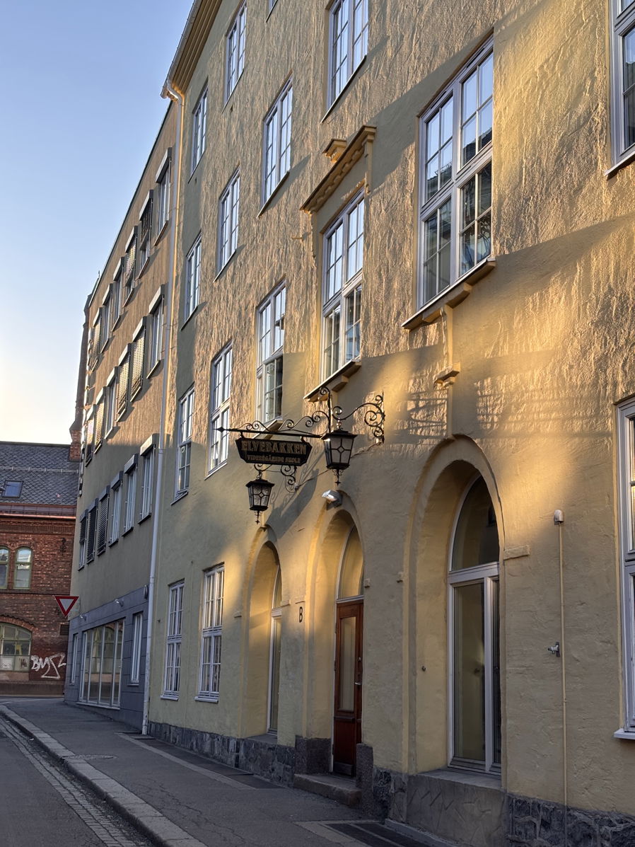 En bygning med vinduer